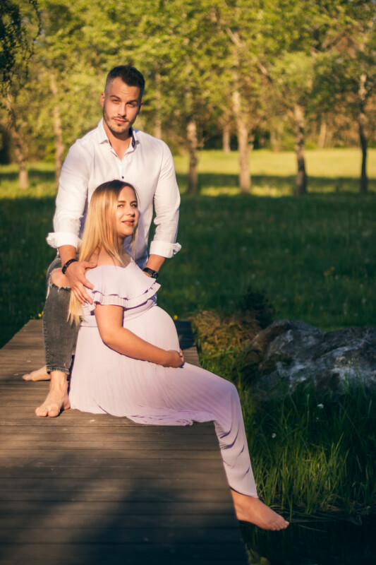 těhotenská procházka u rybníka